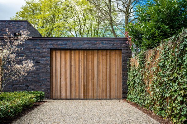 wide-garage-door-and-concrete-driveway-in-front-2021-09-02-07-52-58-utc (1)